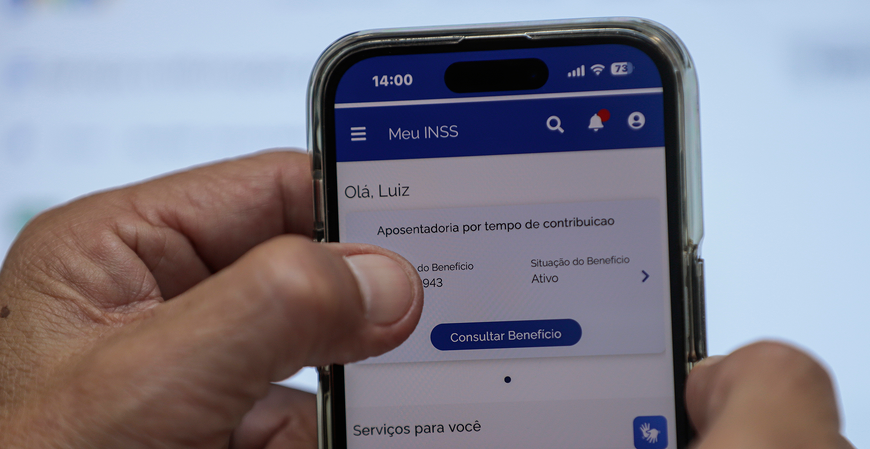 Celular com o aplicativo Meu INSS aberto na consulta de benefício