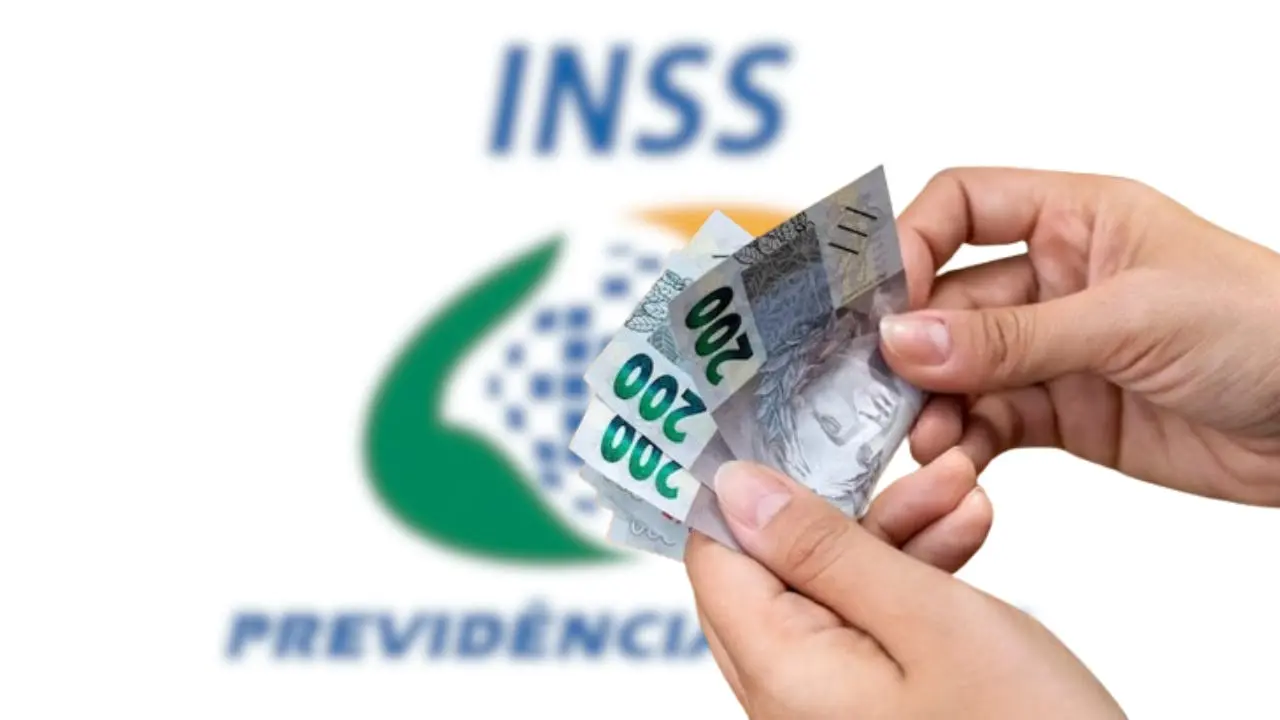 Mãos contando cédulas de 200 reais em frente ao logotipo do INSS