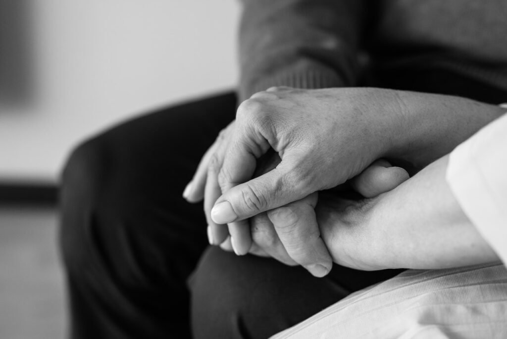 Mãos dadas em sinal de apoio, em preto e branco