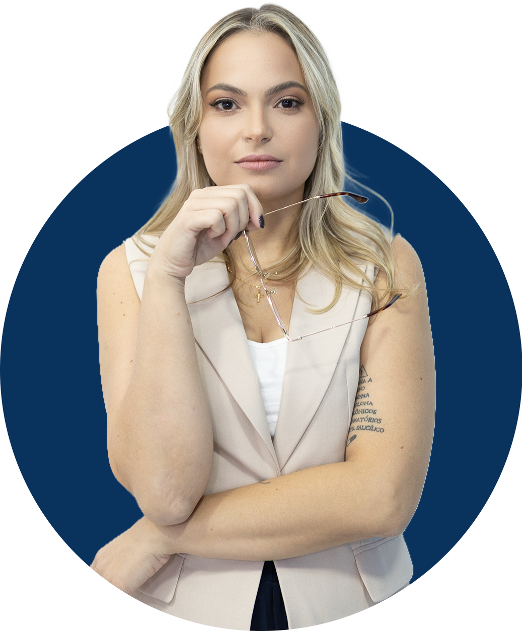 Advogada Yasmine Barbosa Alves segurando os óculos, com fundo azul-marinho